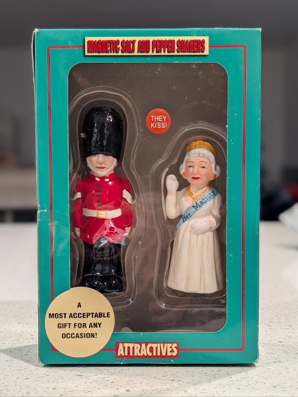 COLLECTIBLE Vintage Royal Queen of England UK Guard Magnetic Salt Pepper Shakers